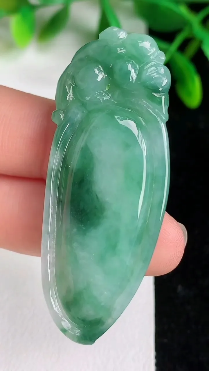 天然A货翡翠福瓜吊坠 ，尺寸53.5-19.4-7.3，重量:15.10g
6月8日