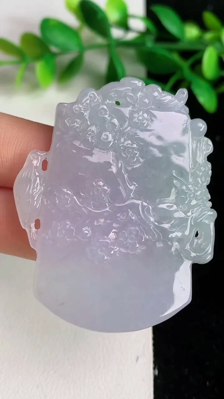 天然A货翡翠鸟语花香吊坠 ，尺寸53.4-35-4.5，重量:24.88g
6月8日