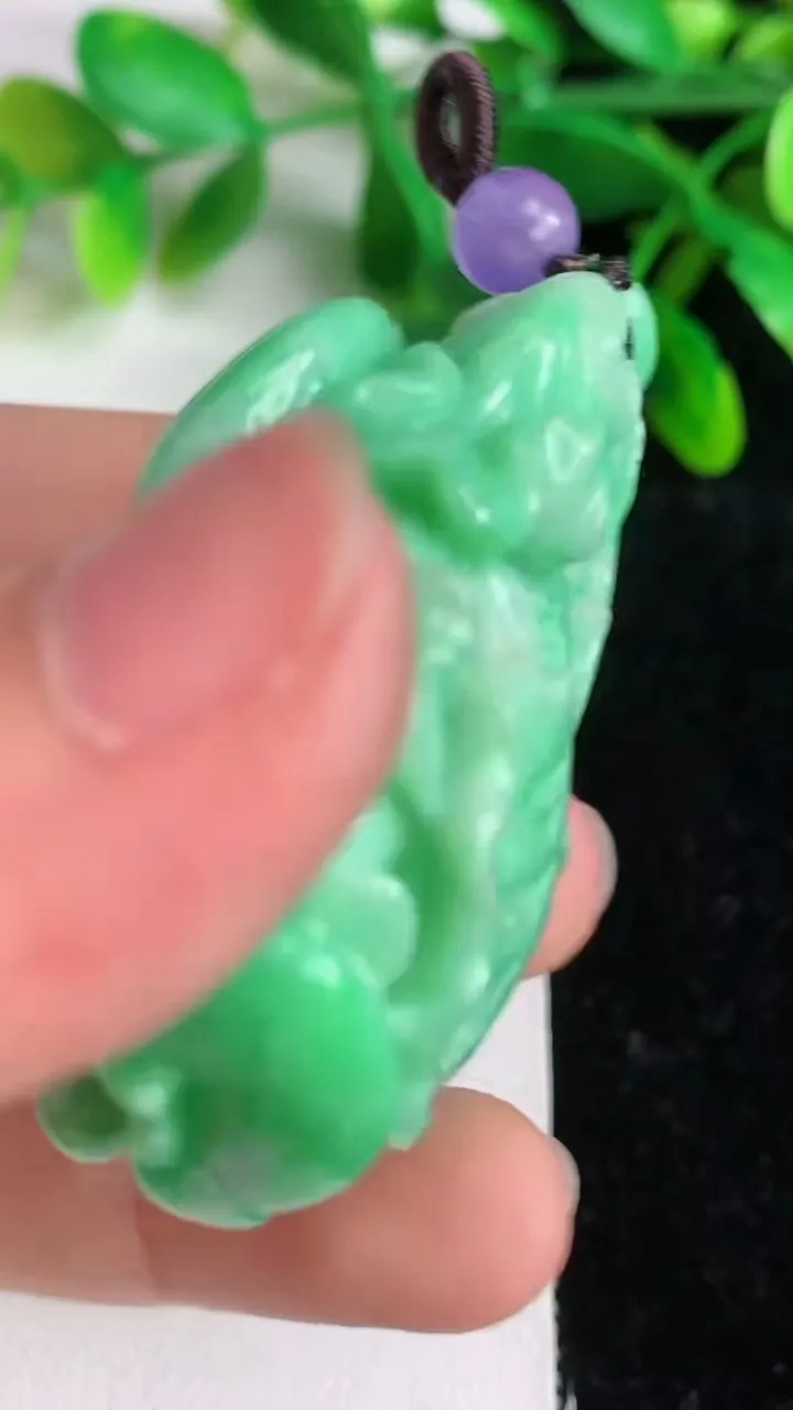 天然A货翡翠白菜吊坠，尺寸51-37-21.5，重:25.12g
6月8日