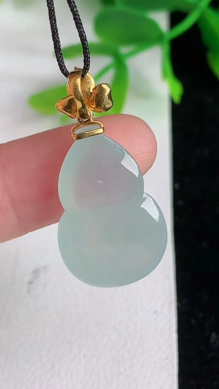 天然A货翡翠葫芦吊坠 ，尺寸21.8-14.6-5.2，重量:3.70g
6月8日