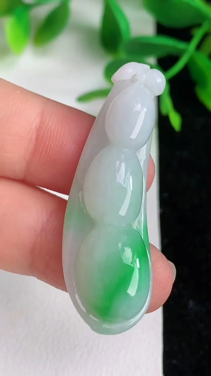 天然A货翡翠福豆吊坠，尺寸44-14.8-8.8，重量:9.33g
6月8日