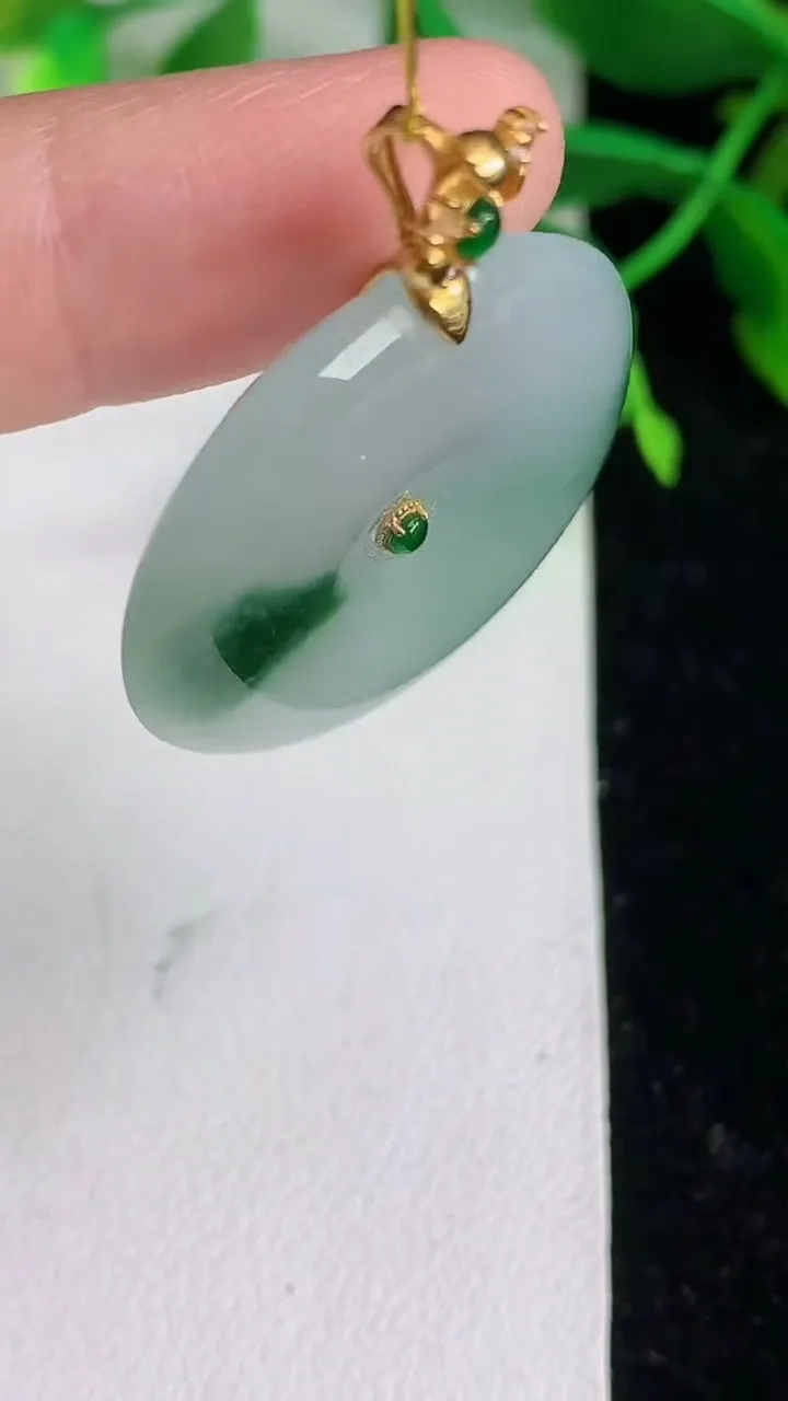 天然A货翡翠种飘花平安扣吊坠，尺寸29-6，重:10.17g
6月8日