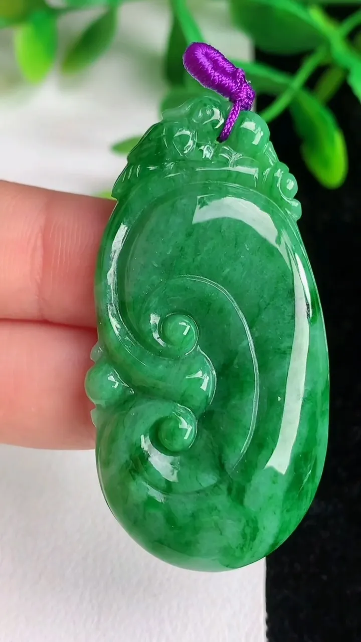 天然A货翡翠如意吊坠，尺寸49.6-25.5-6.7，重量:13.26g
6月8日