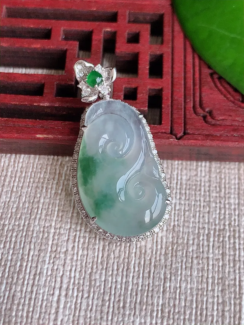 天然A货翡翠18K金伴飘花如意吊坠 尺寸32×15×6裸石21.7×13m量3.67g 0606