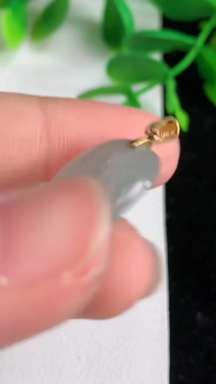 天然A货翡翠18k金飘花金枝玉叶叶子吊坠 ，尺寸33.2-18.2-3，重量:4.28g
6月8日