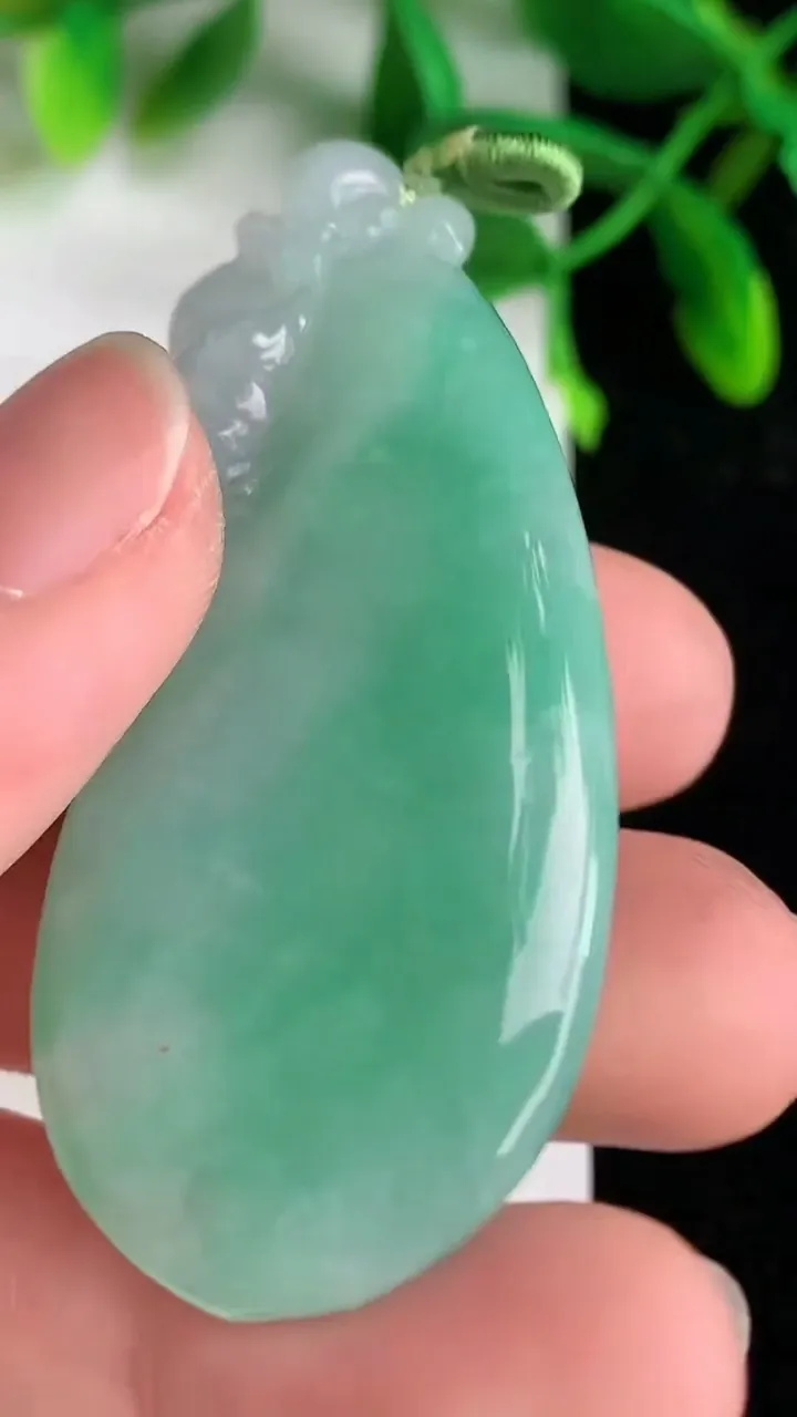天然A货翡翠福瓜吊坠 ，尺寸55.6-23.6-7.8，重量:22.54g
6月8日