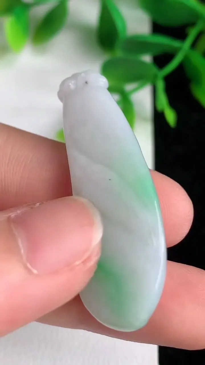 天然A货翡翠福豆吊坠，尺寸44-14.8-8.8，重量:9.33g
6月8日