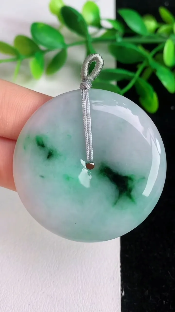 天然A货翡翠平安扣吊坠，尺寸43-6，重量:23.69g
6月8日