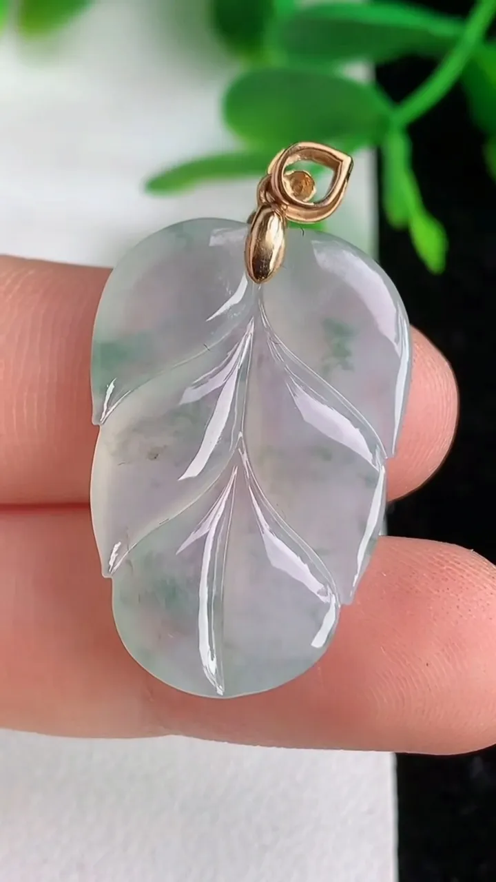 天然A货翡翠飘花金枝玉叶 叶子吊坠，尺寸28-19-4，重:4.52g
6月8日