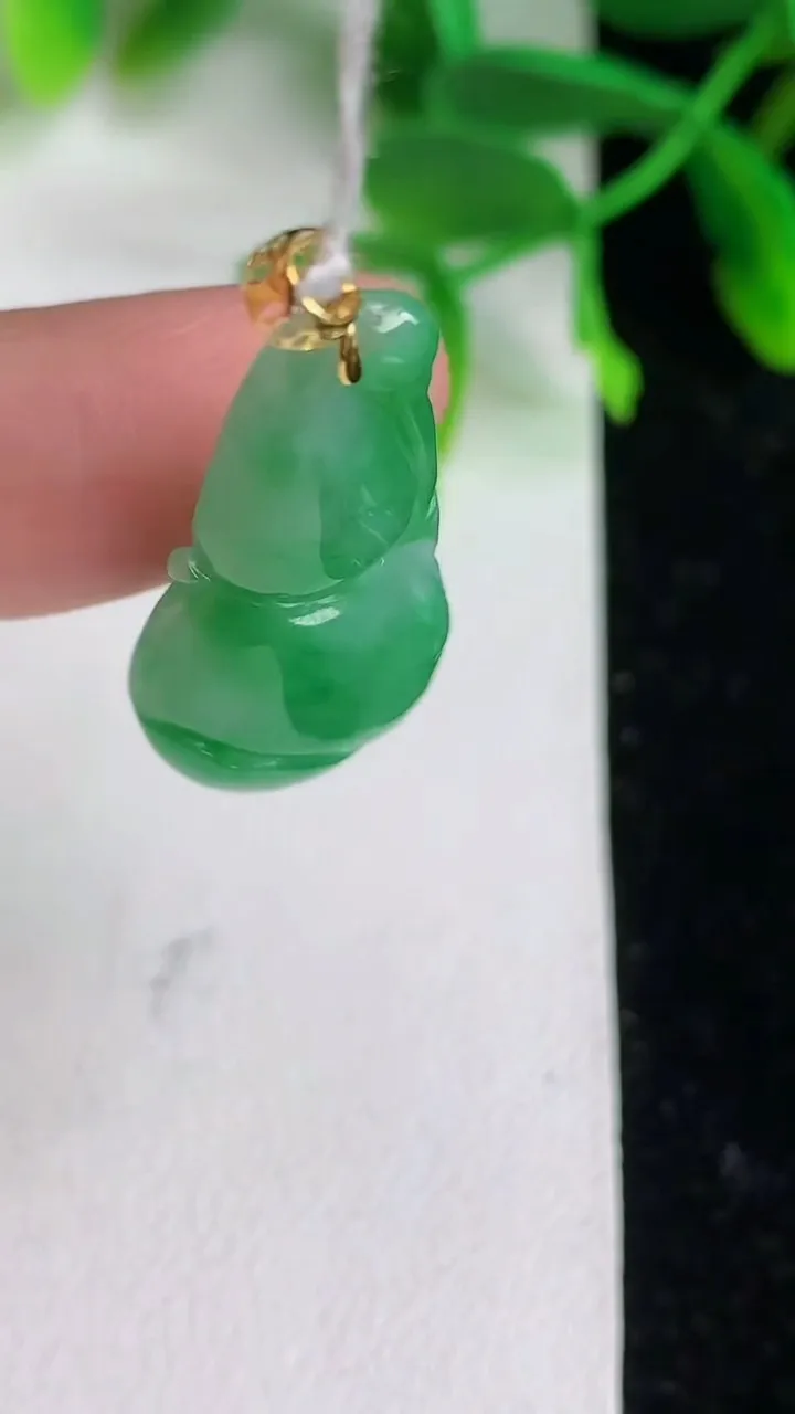 天然A货翡翠葫芦吊坠 ，尺寸31-14-5，重量:4.00g
6月8日