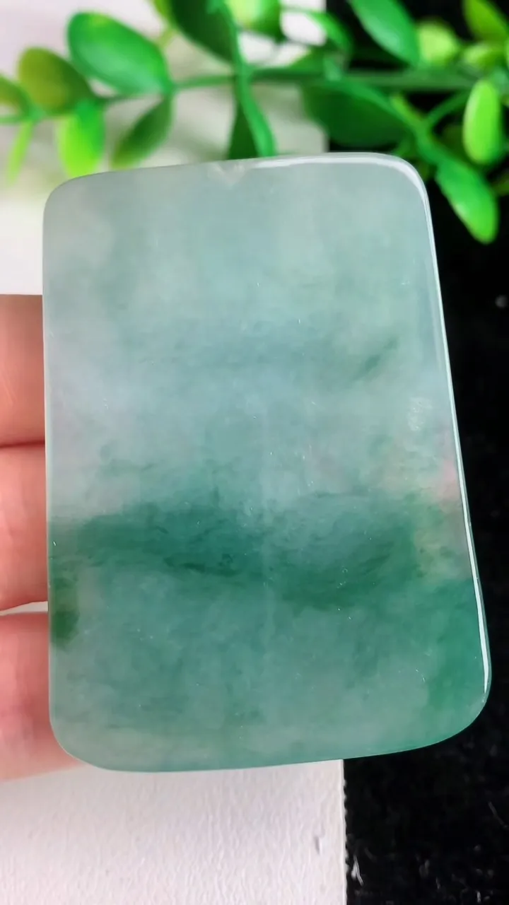 天然A货翡翠 飘花千手观音吊坠，尺寸56.6-41.6-6，重量:30.96g
6月8日