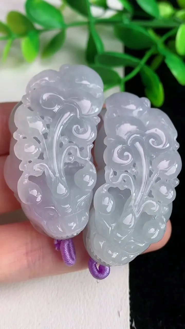 天然A货翡翠飘花貔貅吊坠一对 ，尺寸49-22.5-15，重量:81.06g
6月8日