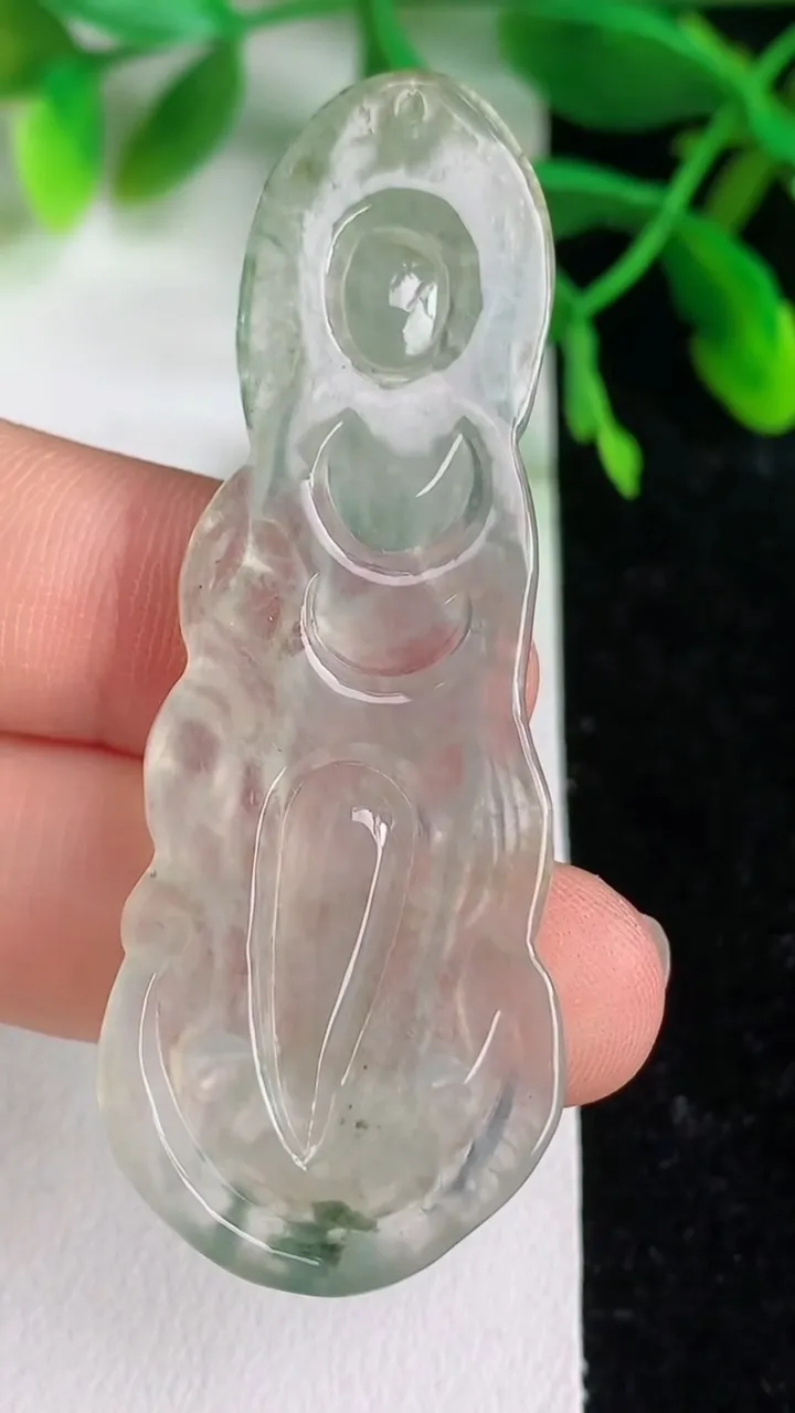 天然A货翡翠飘花观音菩萨吊坠，尺寸60-22-5，重:10.94g
6月8日
