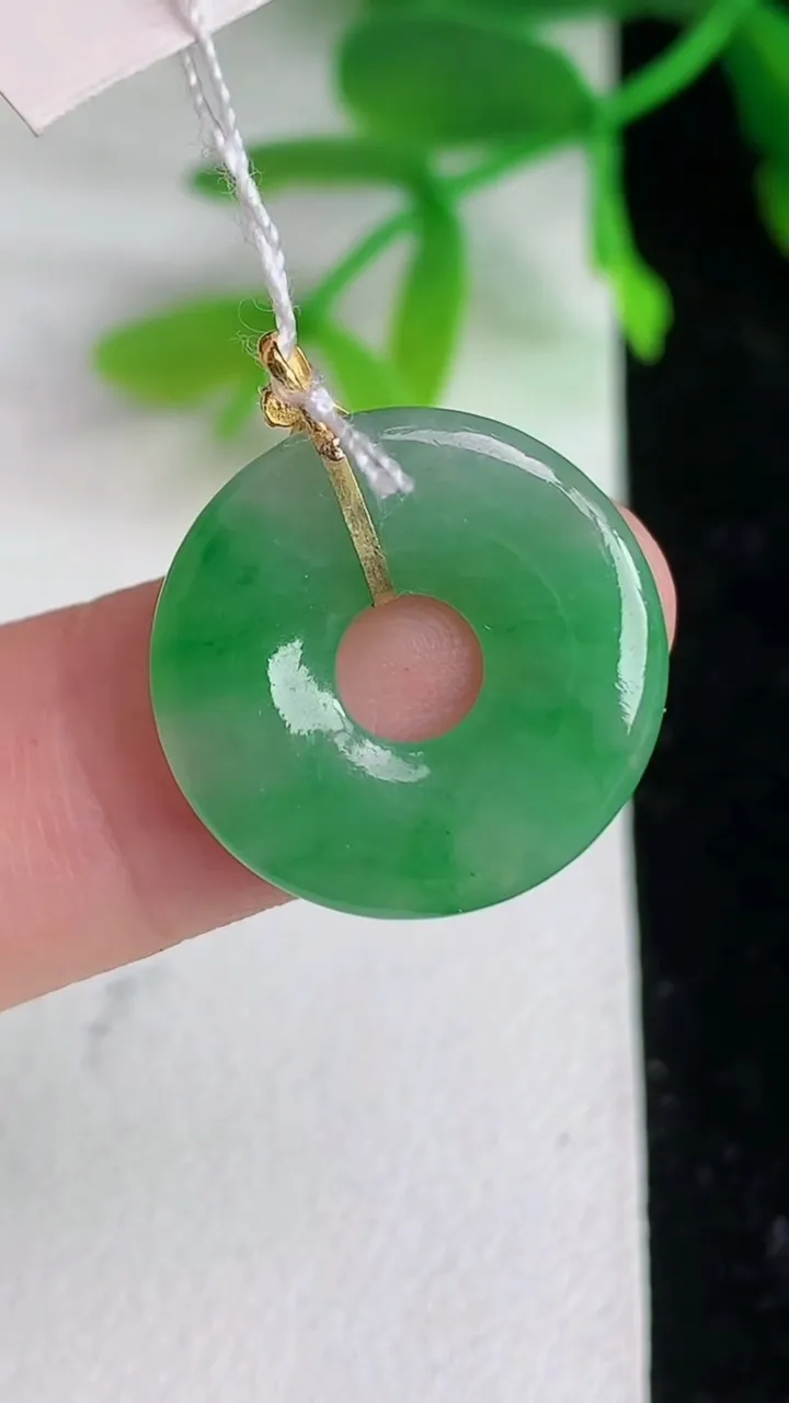 天然A货翡翠平安环吊坠，尺寸18-2.4，重量:1.76g
6月8日