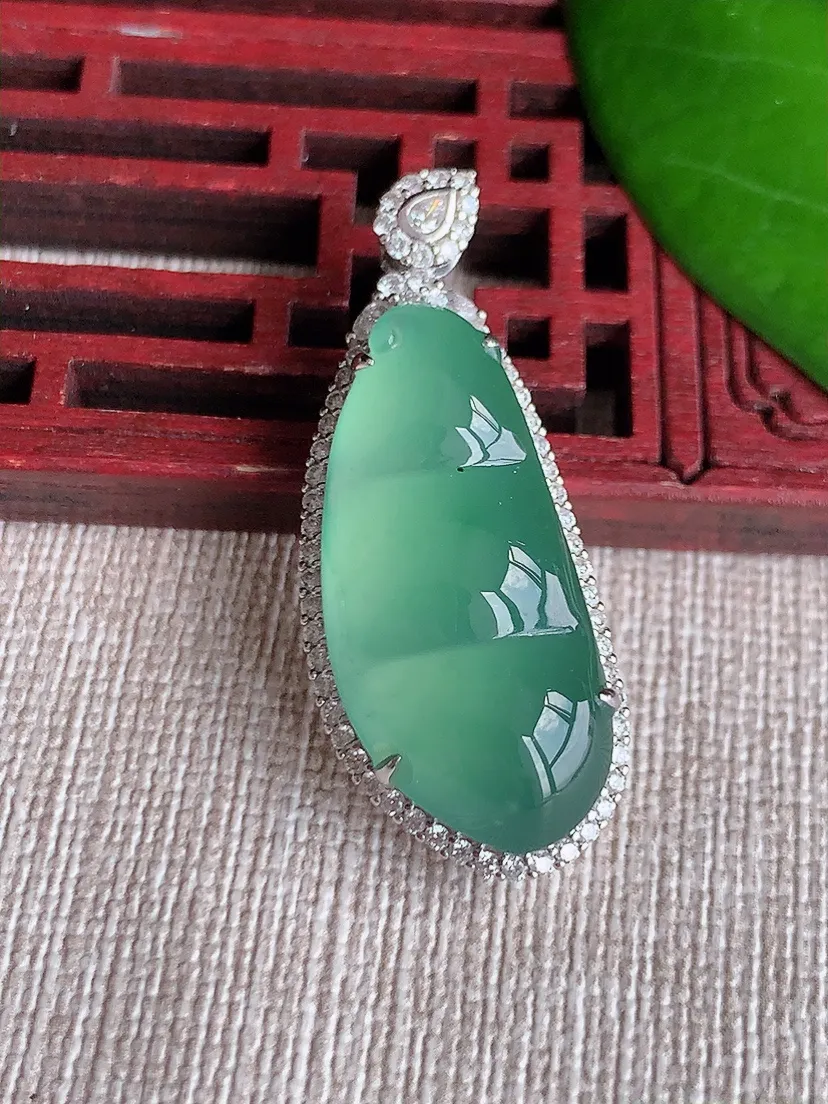 天然A货翡翠18K金伴晴绿四季豆福豆平安豆吊坠尺寸38.4×15×9.4裸石27×12.6m量6.75g 0606