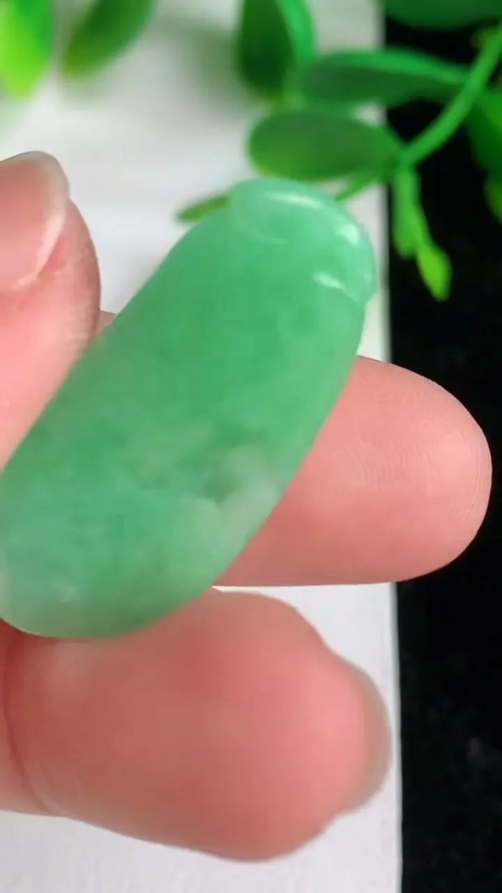 天然A货翡翠福瓜吊坠，尺寸29-13.8-5.8，重量:4.85g
6月8日
