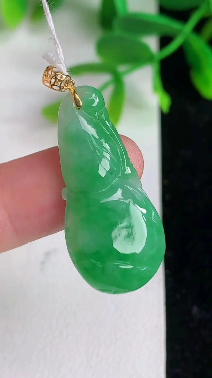 天然A货翡翠葫芦吊坠 ，尺寸31-14-5，重量:4.00g
6月8日