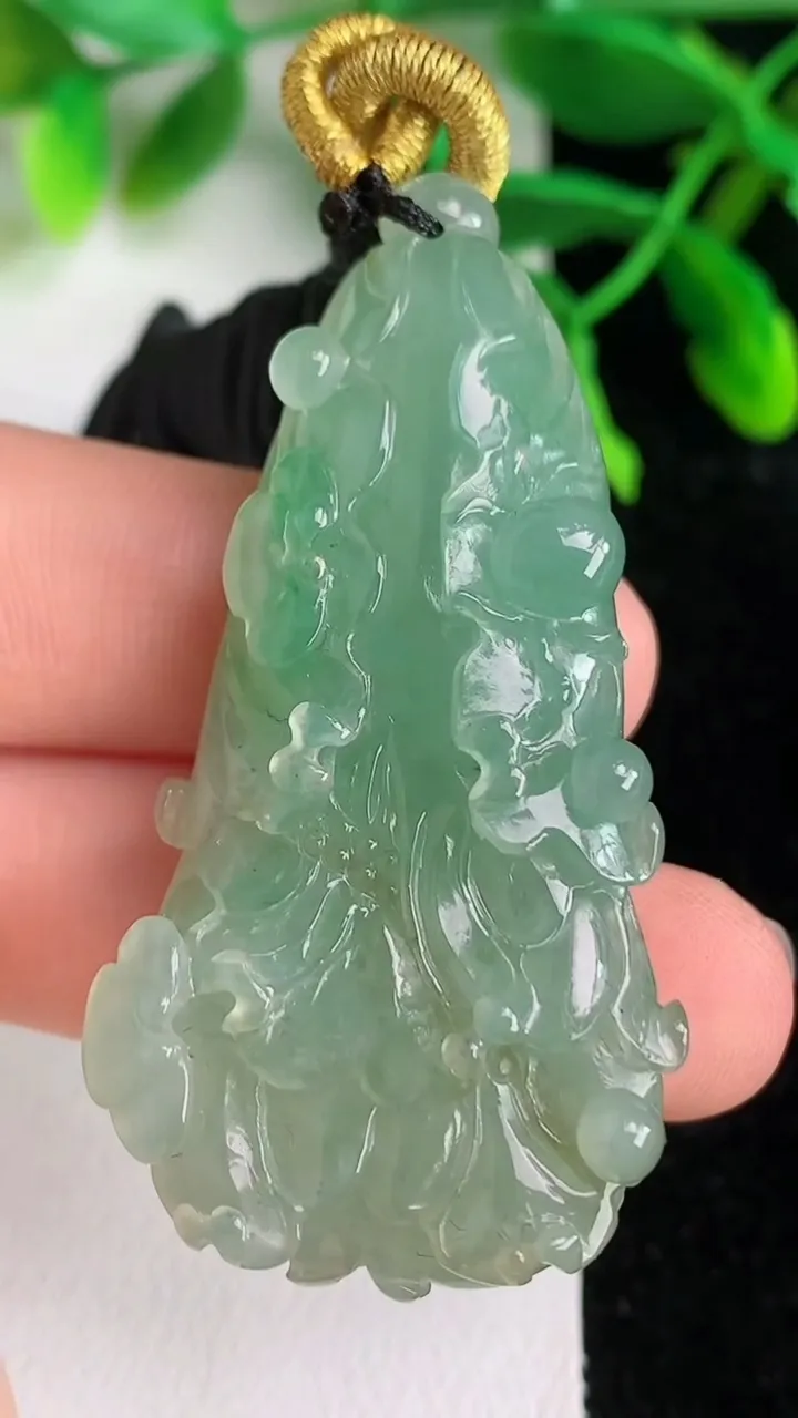 天然A货翡翠白菜吊坠，尺寸53.4-27-12.5，重:23.92g
6月8日