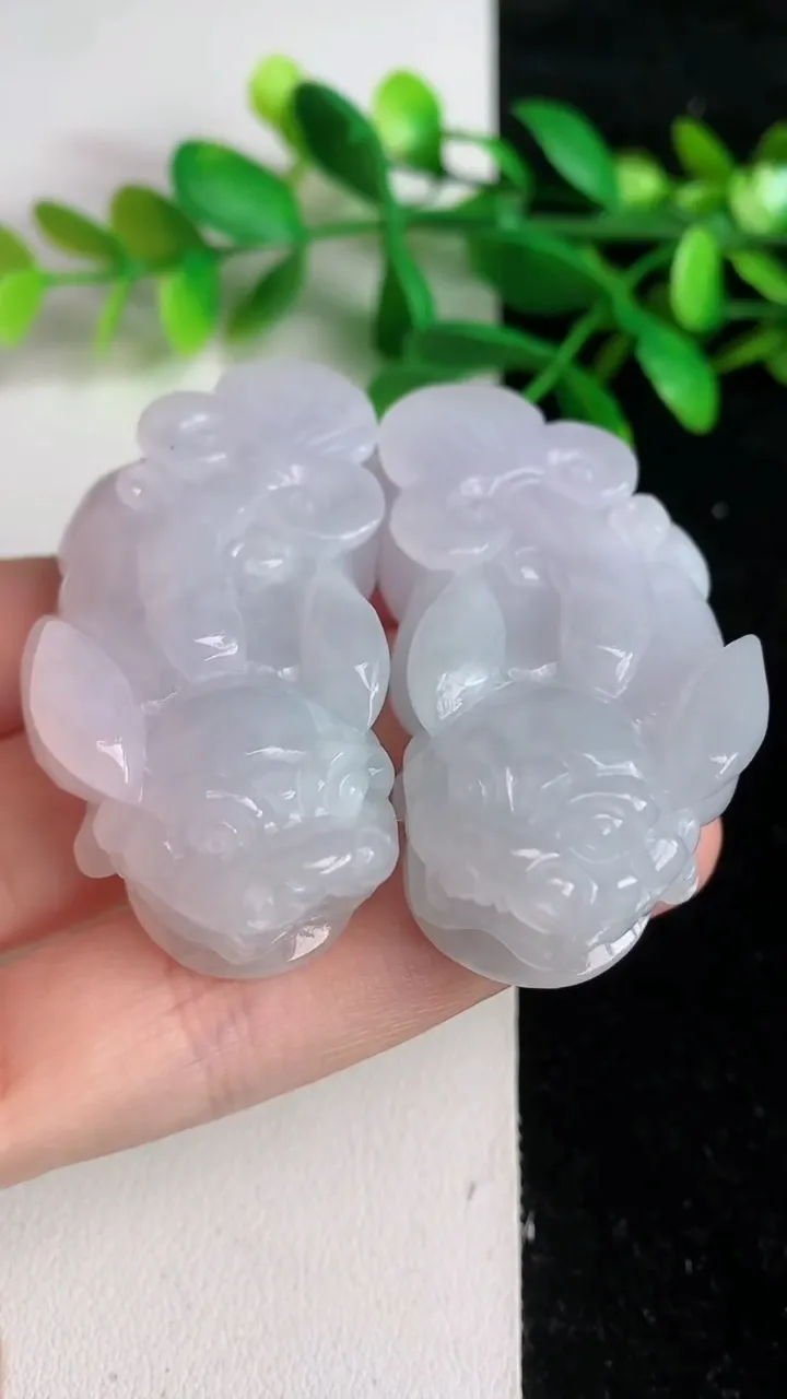天然A货翡翠貔貅吊坠一对 ，尺寸52.5-26.5-13.4，重量:80.90g
6月8日