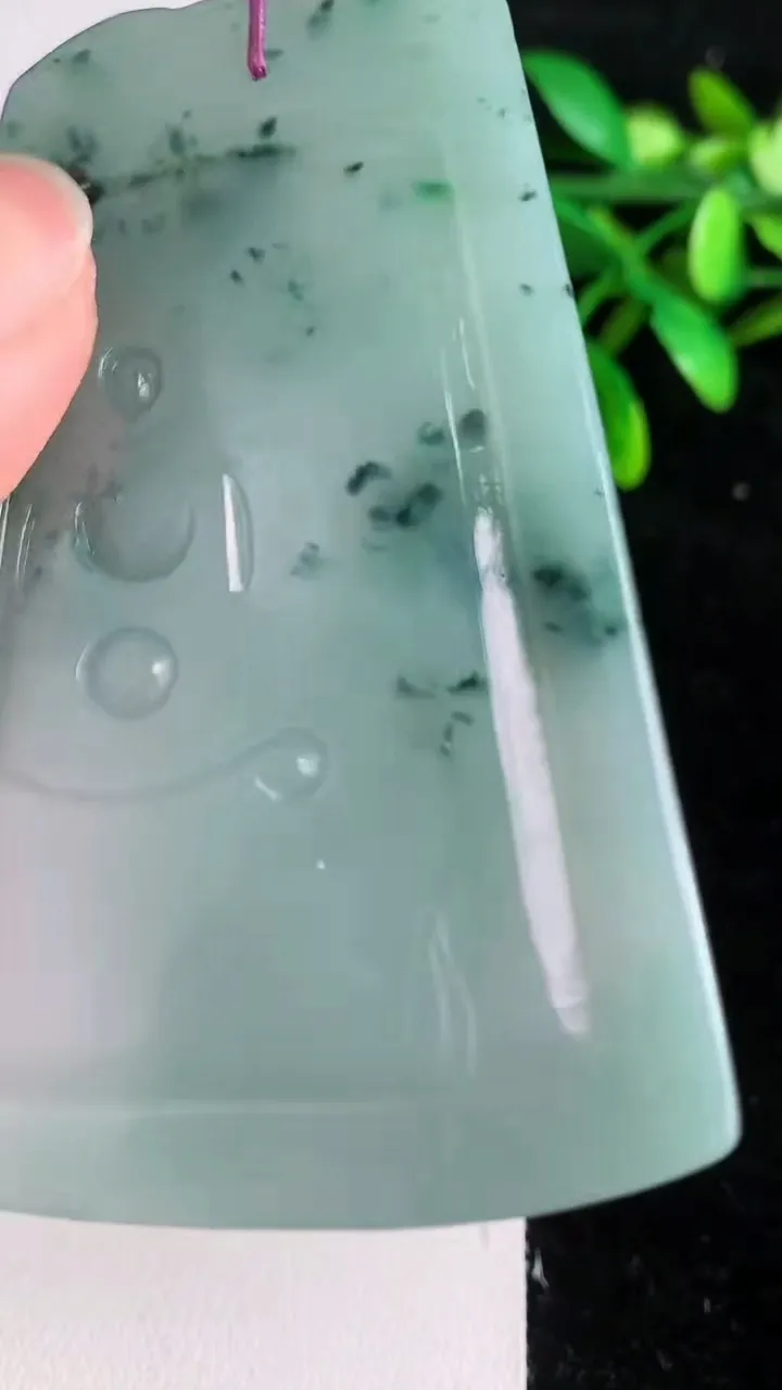 天然A货翡翠 飘花虚空藏观音菩萨吊坠，尺寸75.7-50.2-6.2，重量:50.83g
6月8日