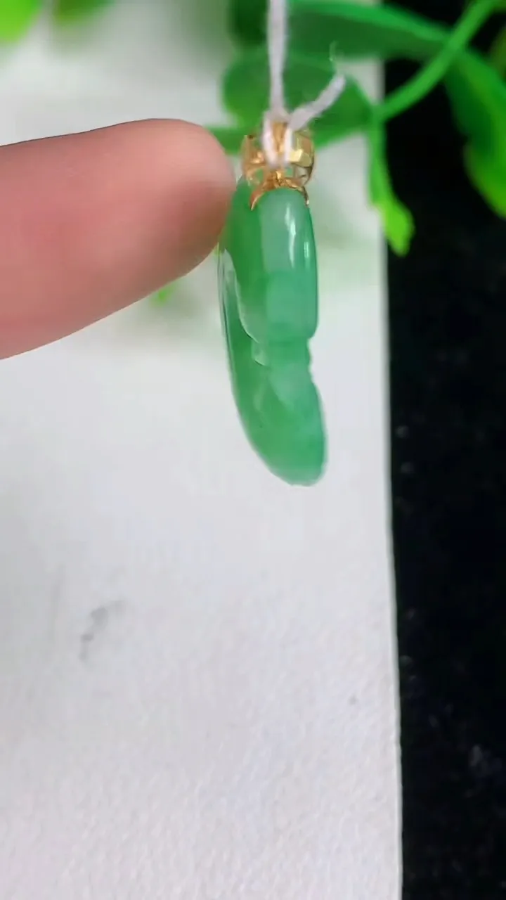 天然A货翡翠如意吊坠，尺寸22.8-17.2-4.6，重量:3.51g
6月8日