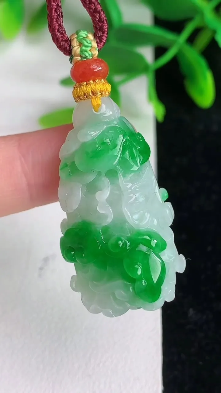 天然A货翡翠白菜吊坠 ，尺寸37.5-20.2-12.4，重量:16.38g
6月8日