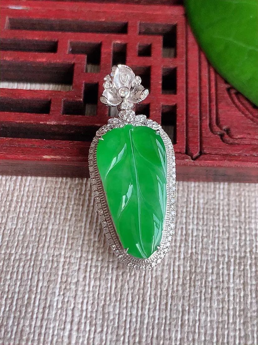 天然A货翡翠18K金伴满绿叶子金枝玉叶吊坠尺寸31×13×7.5裸石19.6×10.2m量2.97g 0606