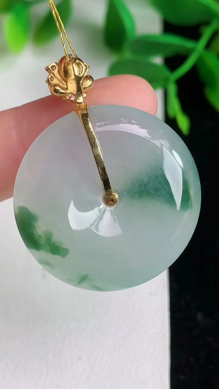 天然A货翡翠种飘花平安扣吊坠，尺寸29-6，重:10.17g
6月8日