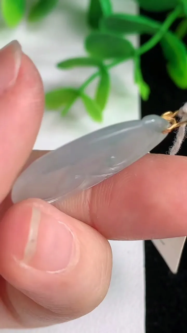 天然A货翡翠飘花如意吊坠 ，尺寸26-16.3-2.6，重量:2.54g
6月8日