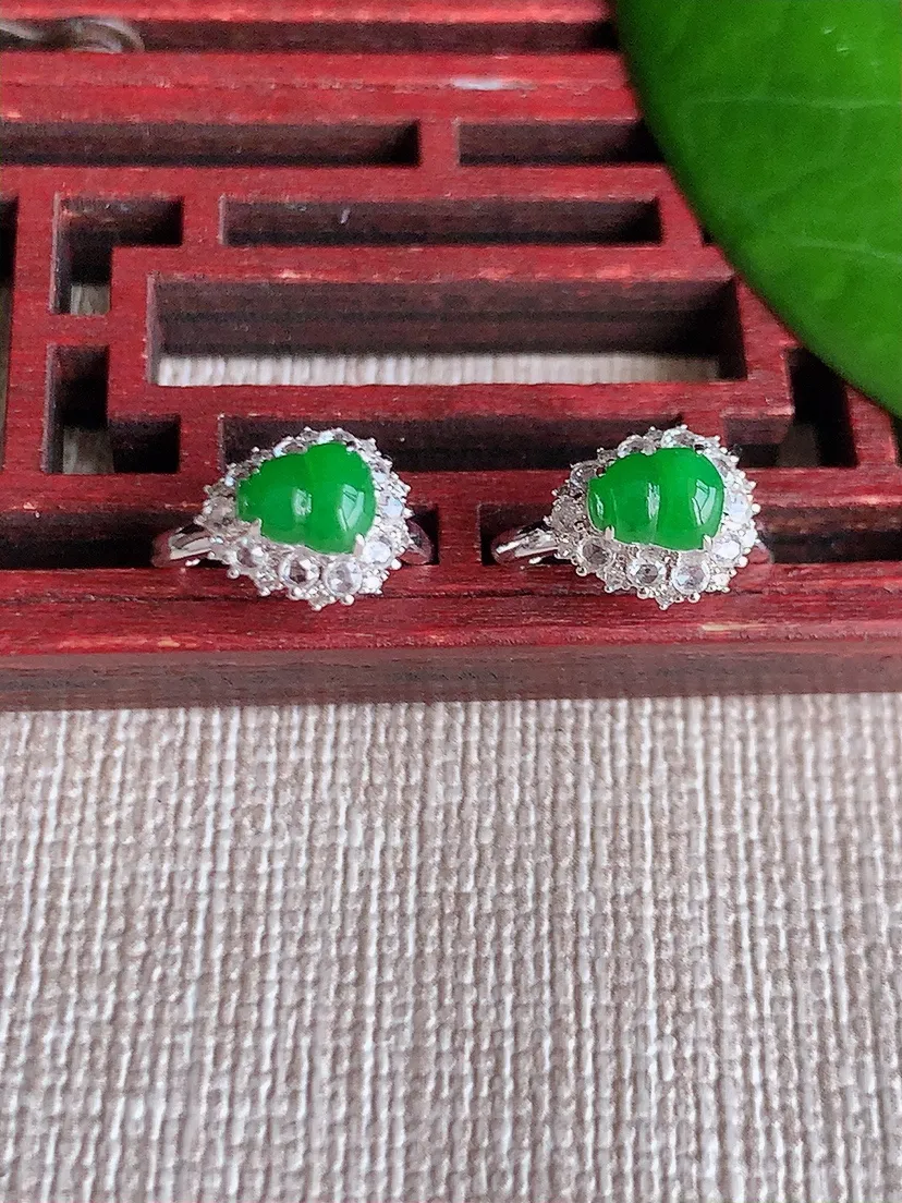 天然A货翡翠18K金伴钻镶嵌阳绿葫芦耳坠 尺寸5.4×4.4mm 重量2.58g 0606