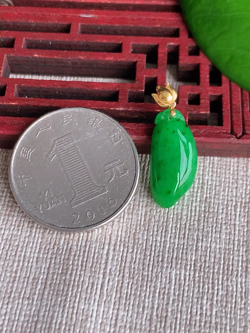 天然A货翡翠18K金扣头满绿福瓜吊坠尺寸19.3×9×4.8m量1.69g 0608