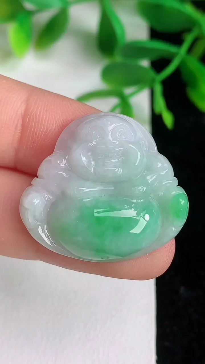 天然A货翡翠佛公吊坠 ，尺寸25.4-27.8-6，重量:6.26g
6月8日
