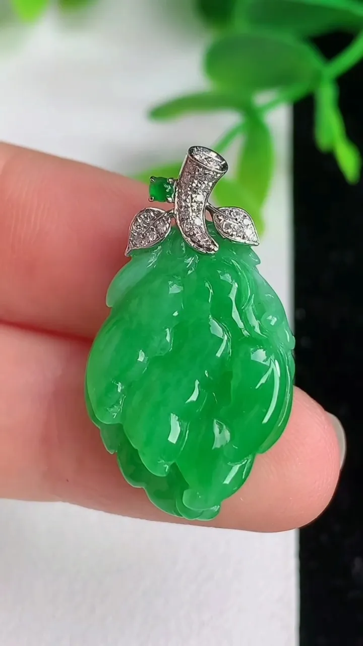 天然A货翡翠佛手瓜吊坠，尺寸24-17-6，重量:4.30g
6月9日