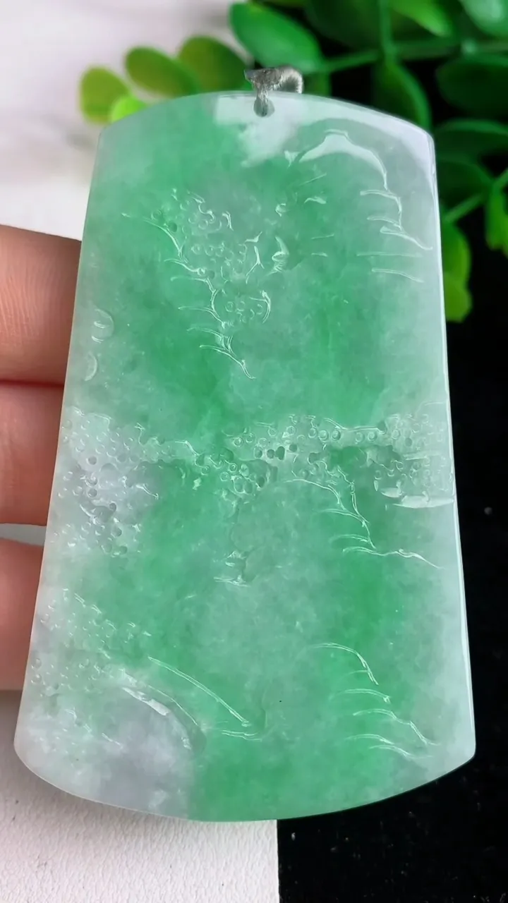 天然A货翡翠山水牌吊坠 ，尺寸73.5-45-5.4，重量:41.35g
6月9日