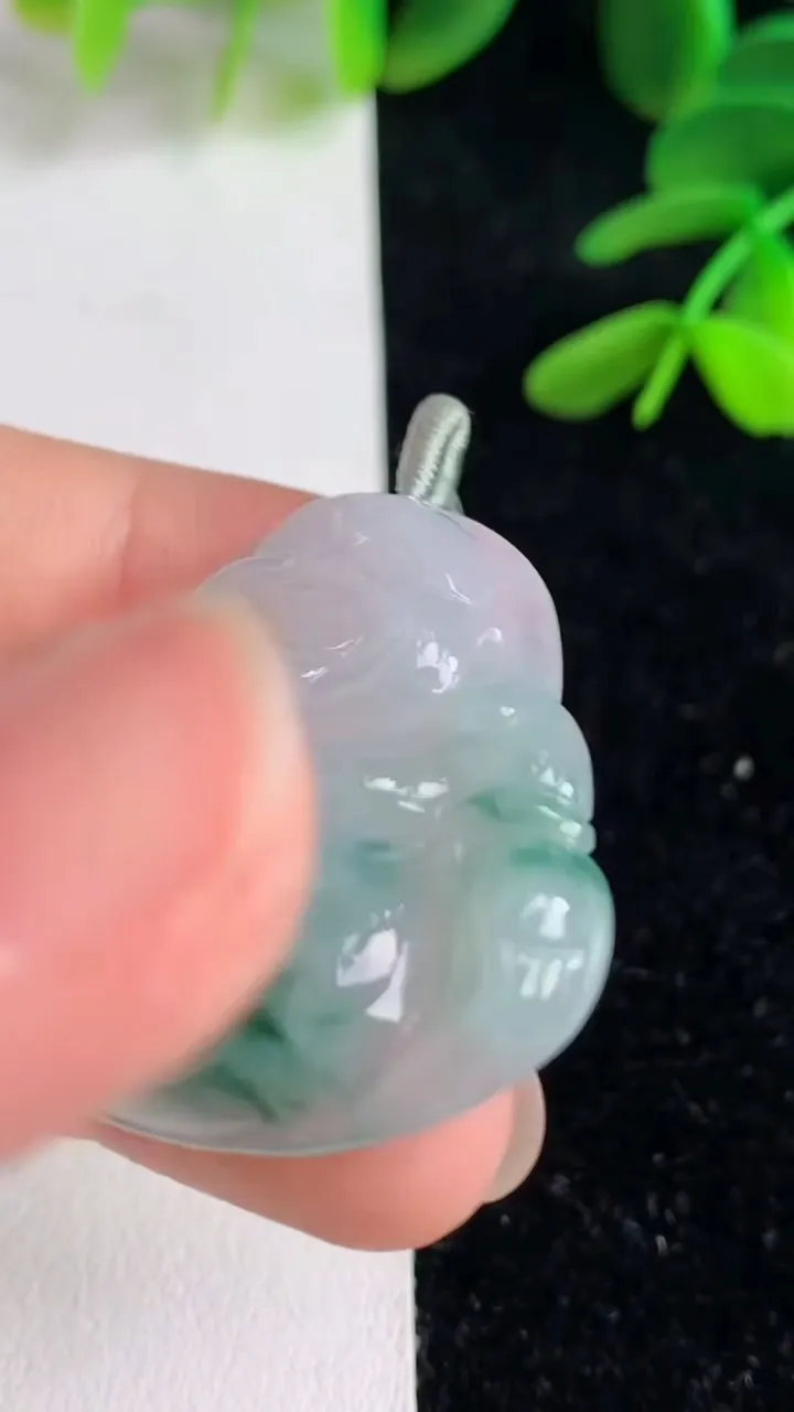 天然A货翡翠飘花佛公吊坠 ，尺寸33-36.6-6，重量:11.09g
6月9日