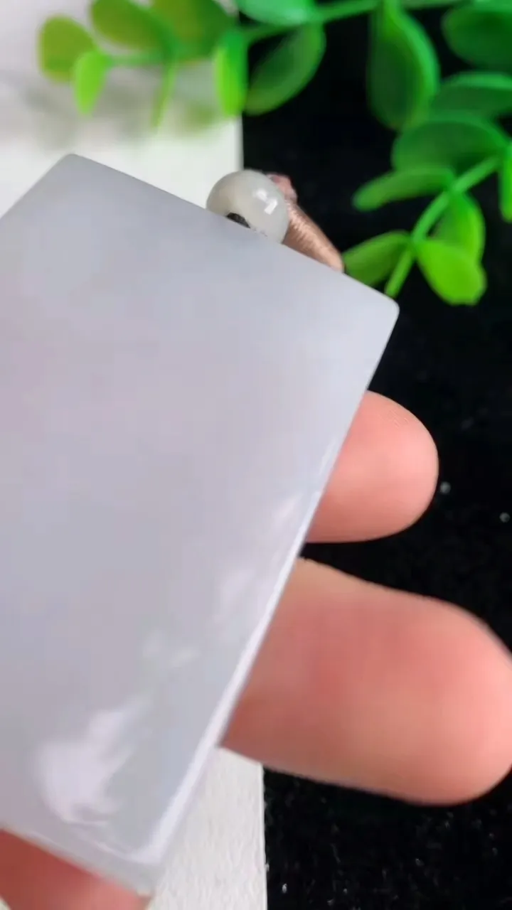 天然A货翡翠飘花无事牌吊坠 ，尺寸51.3-37.4-5.4，重量:39.26g
6月9日