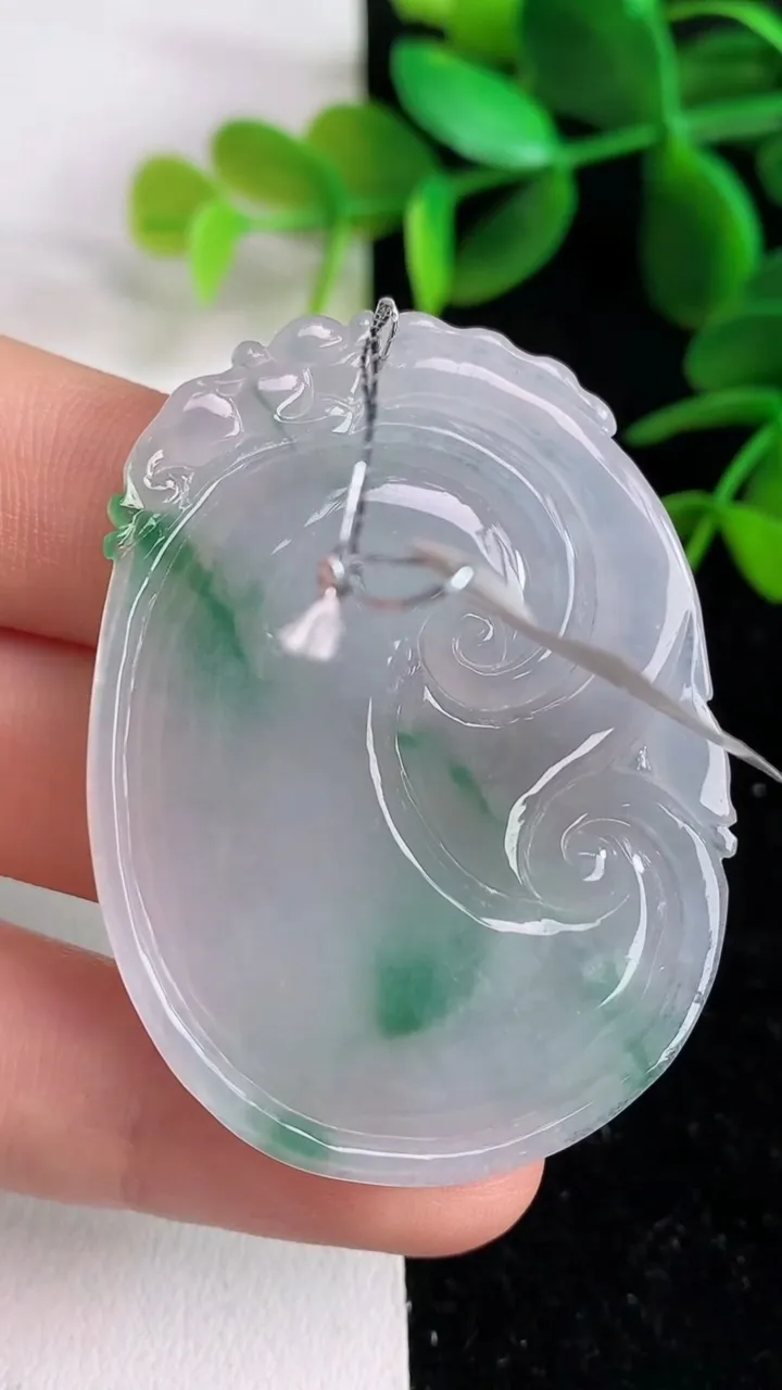 天然A货翡翠 飘花如意吊坠，尺寸48-36.4-5.6，重量:19.16g
6月9日