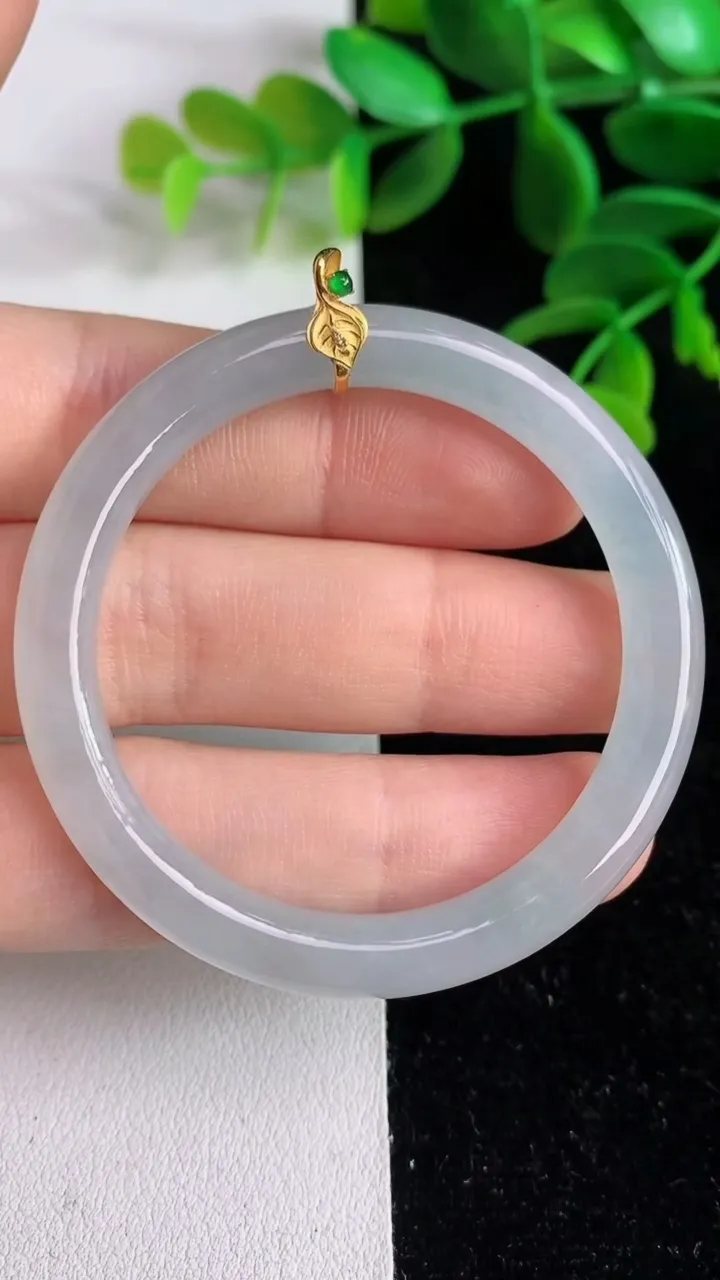 天然A货翡翠18k金飘花平安环吊坠 ，尺寸52-5.8，重量:13.85g
6月9日