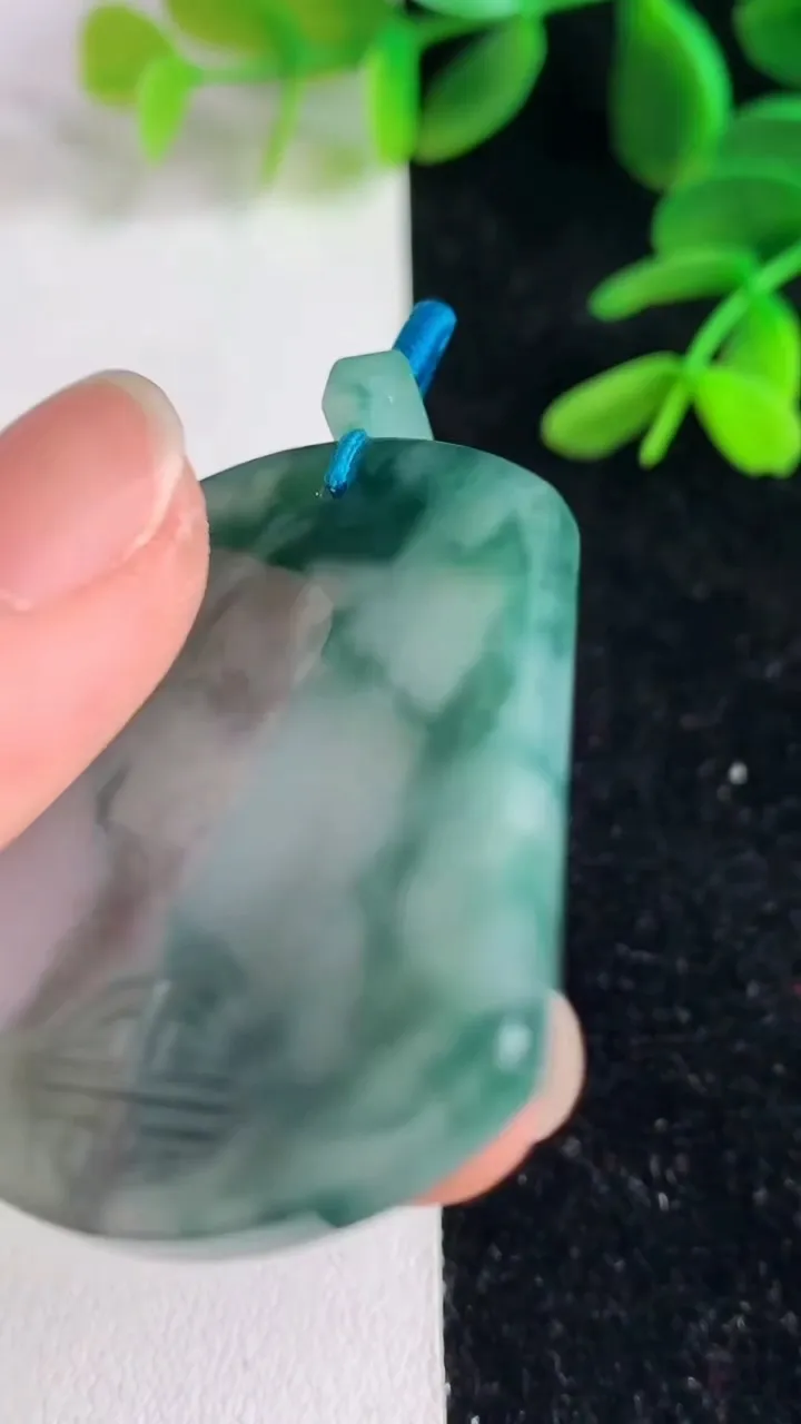 天然A货翡翠飘花仿古无事牌吊坠 ，尺寸39.8-31.7-3.1，重量:14.16g
6月9日
