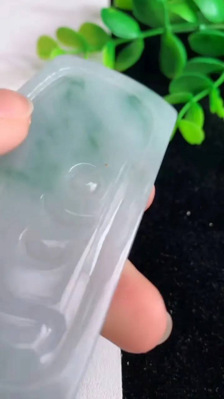 天然A货翡翠飘花祥龙虚空藏观音菩萨吊坠 ，尺寸74.8-45.3-5，重量:40.11g
6月9日