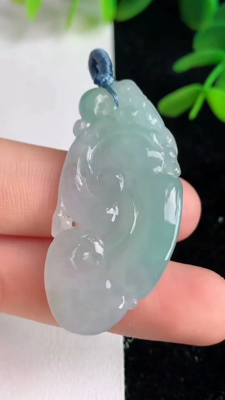 天然A货翡翠如意吊坠 ，尺寸43.3-20-8，重量:12.43g
6月9日