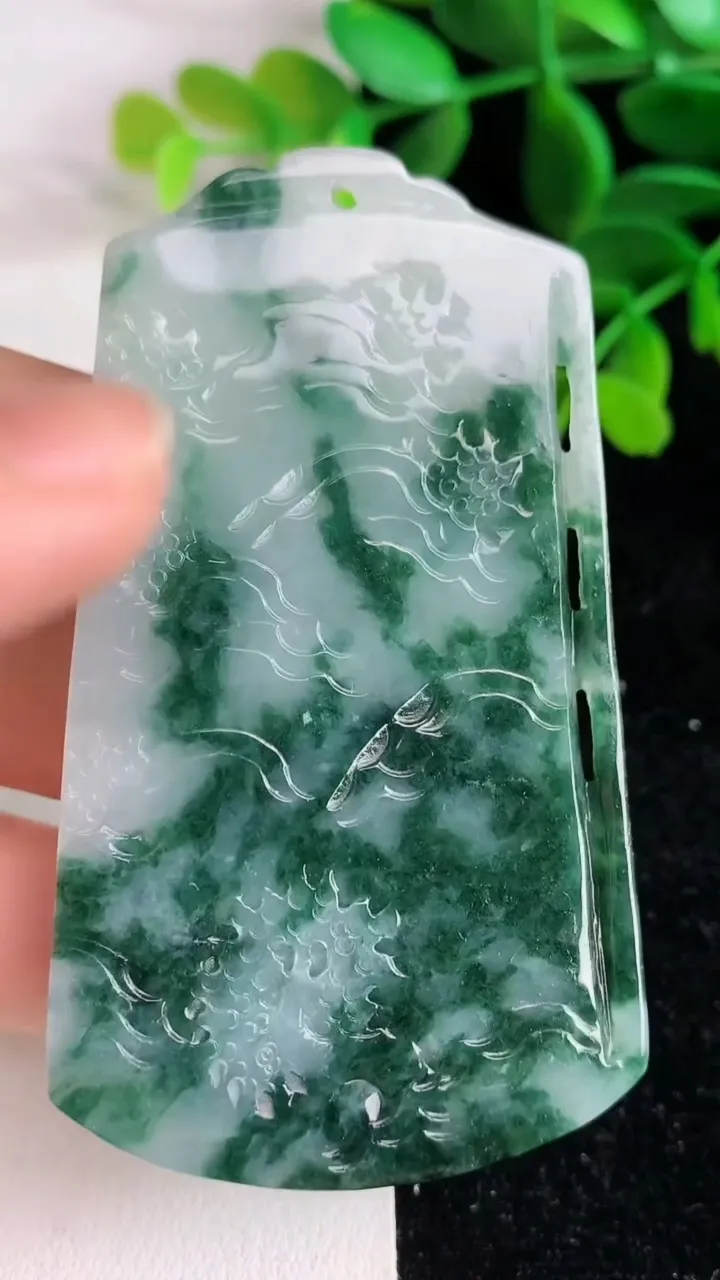 天然A货翡翠 飘花山水牌吊坠，尺寸71.3-40.6-5.7，重量:34.90g
6月9日