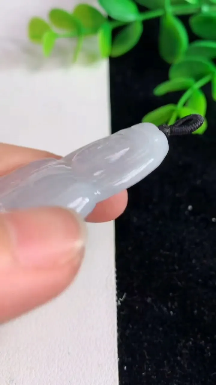 天然A货翡翠观音菩萨吊坠 ，尺寸62-37.4-5.3，重量:23.75g
6月9日