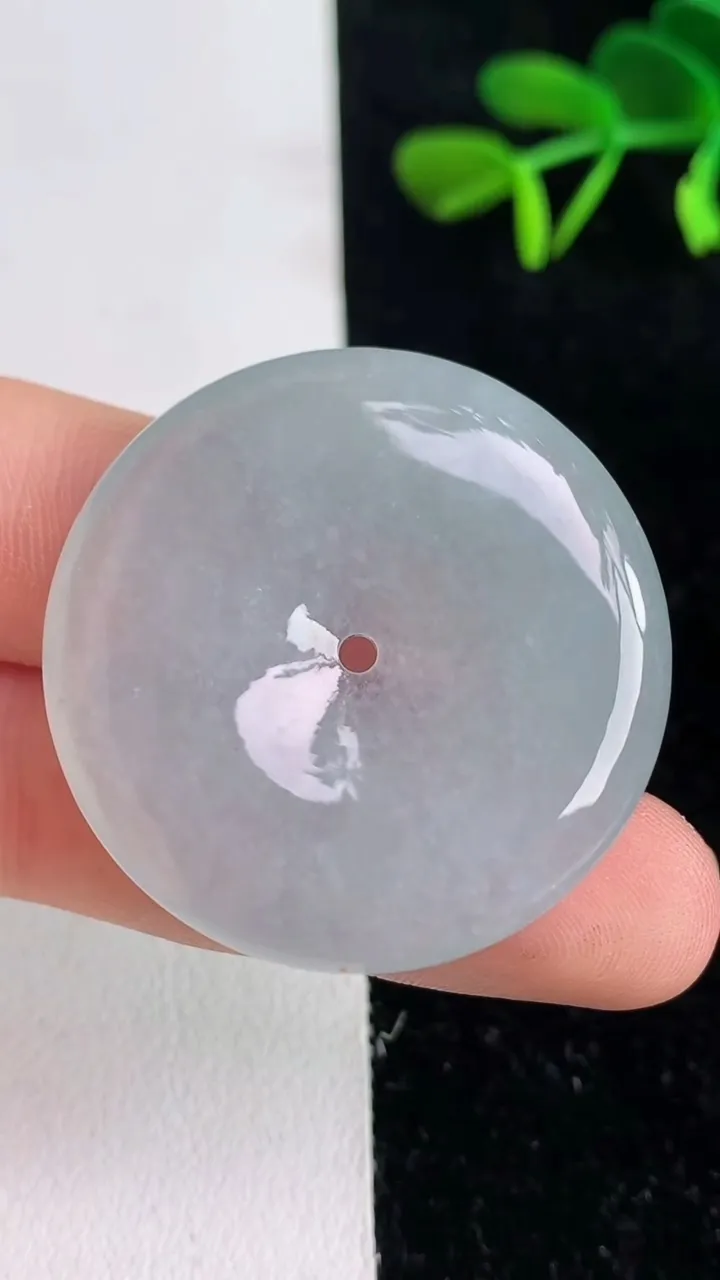 天然A货翡翠 飘花平安扣吊坠，尺寸35-5.8，重量:15.07g
6月9日