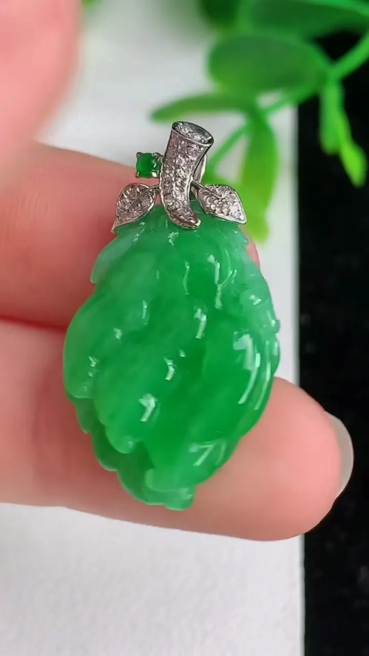 天然A货翡翠佛手瓜吊坠，尺寸24-17-6，重量:4.30g
6月9日