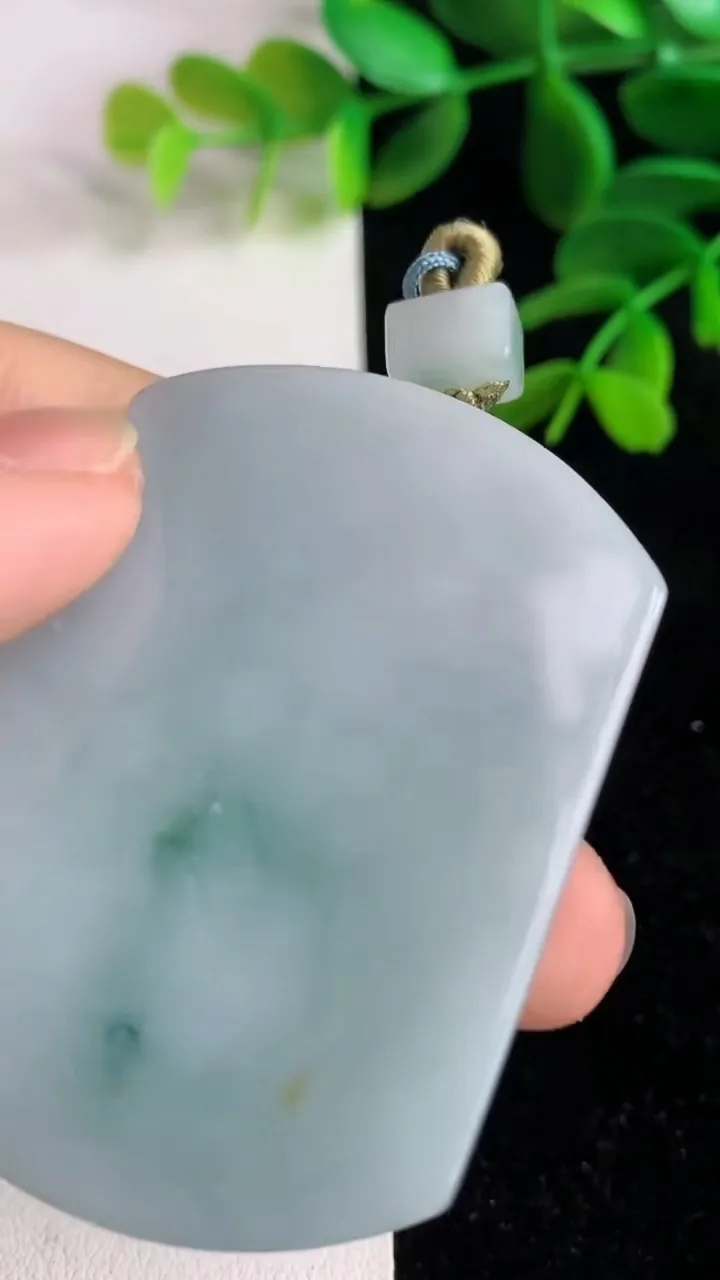 天然A货翡翠飘花无事牌吊坠 ，尺寸42.8-39-6.4，重量:41.03g
6月9日