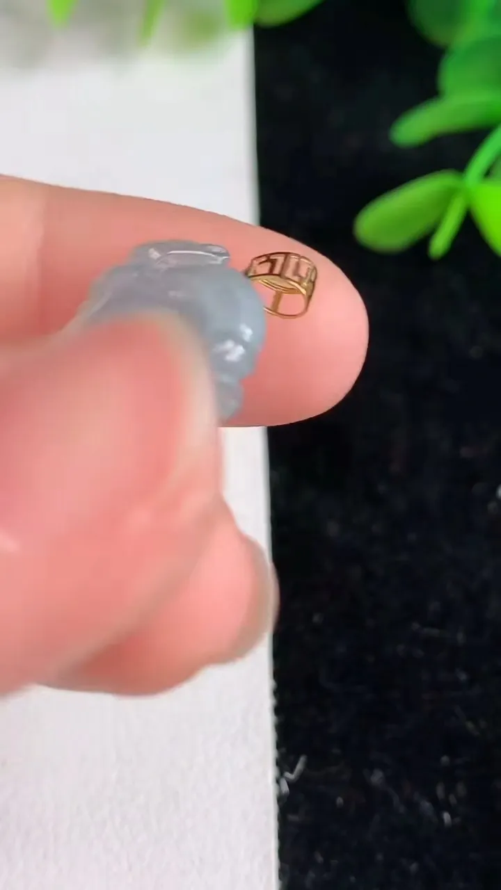 天然A货翡翠飘花寿桃吊坠，尺寸26-17.7-7.6，重量:5.85g
6月9日