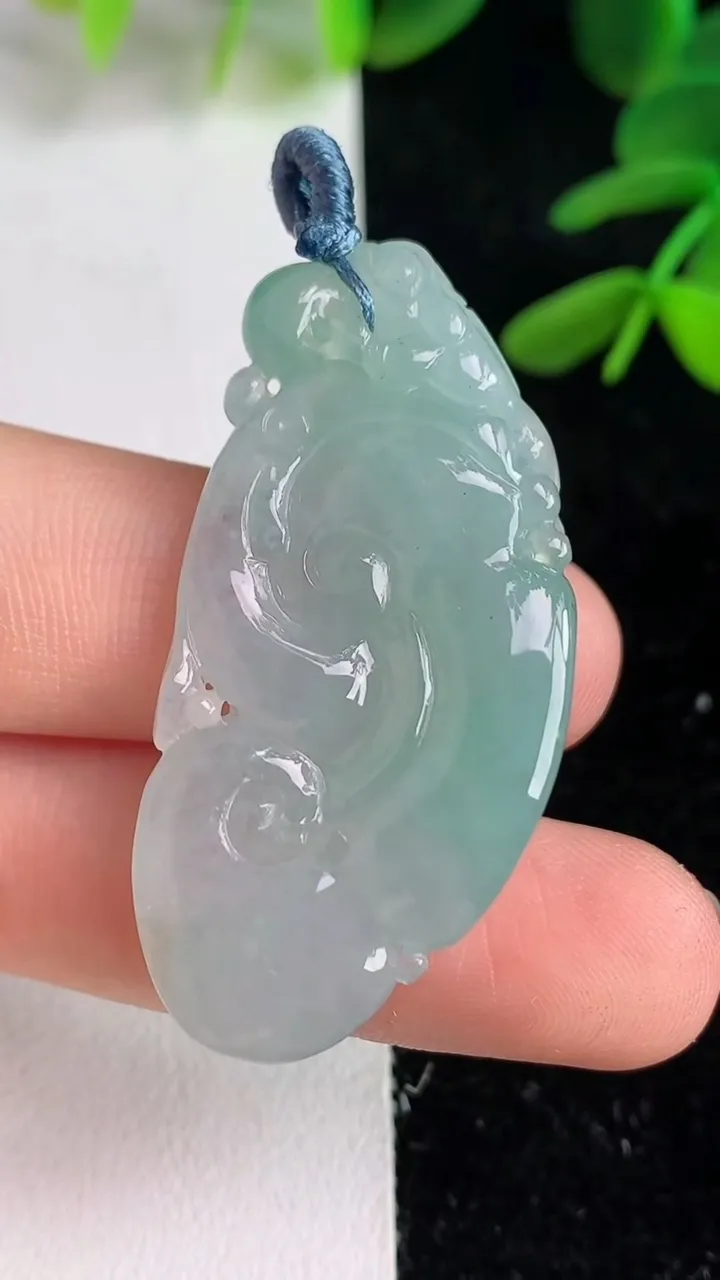 天然A货翡翠如意吊坠 ，尺寸43.3-20-8，重量:12.43g
6月9日