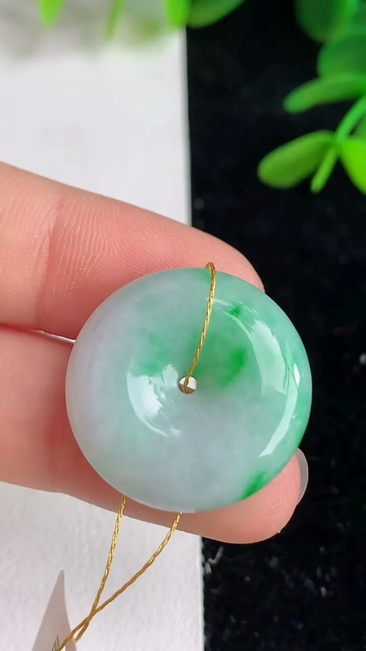 天然A货翡翠平安扣吊坠 ，尺寸22.3-5.5，重量:6.03g
6月9日