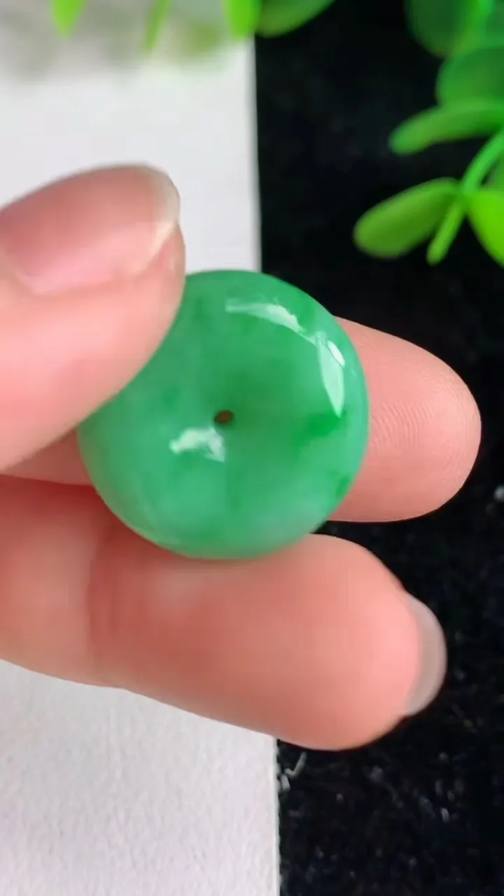 天然A货翡翠平安扣吊坠，尺寸19-6，重量:4.60g
6月9日